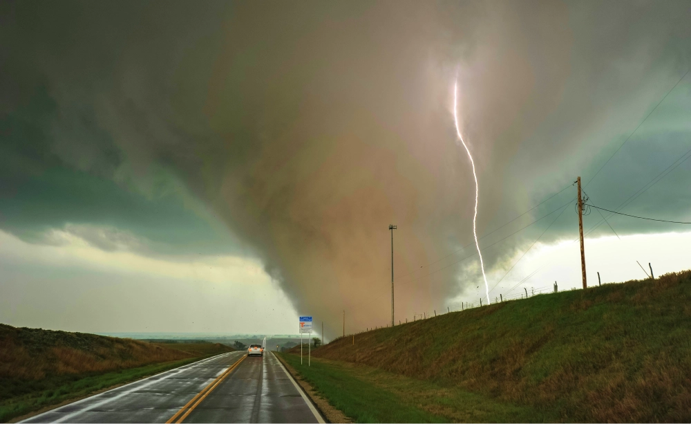 Tornado Warning: Stay Safe with These Crucial Tips 1 Tornado-Warning