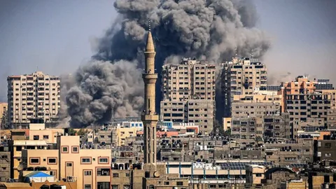 Israeli Airstrike on Gaza School Kills 27: Crisis Deepens 1 Israeli Airstrike on Gaza School